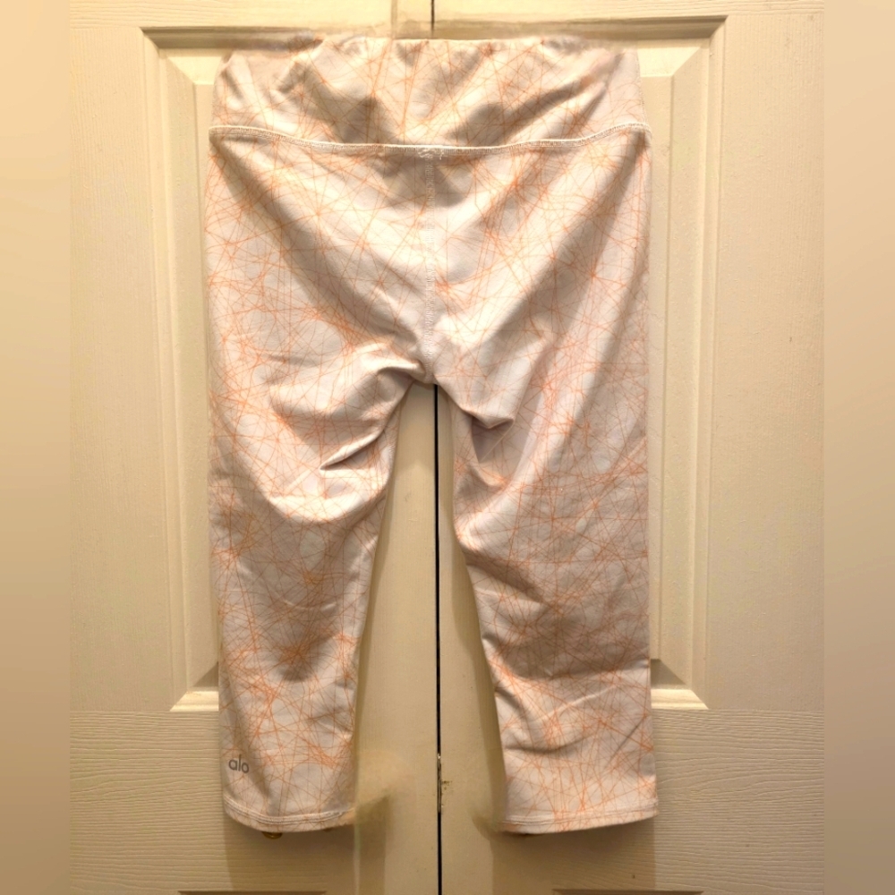Alo Yoga Women's  Geometric Pattern Capri Leggings- Size Small- NWOT 🧡 - Picture 5 of 6